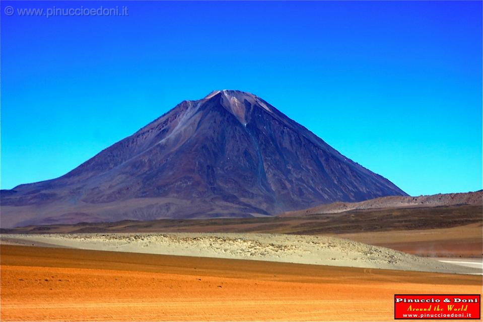 BOLIVIA - Verso il Chile - 30 Vulcano Licancabur 5920 mt.jpg